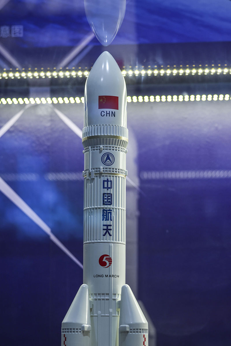 2021年6月24日,北京,长征五号运载火箭模型.