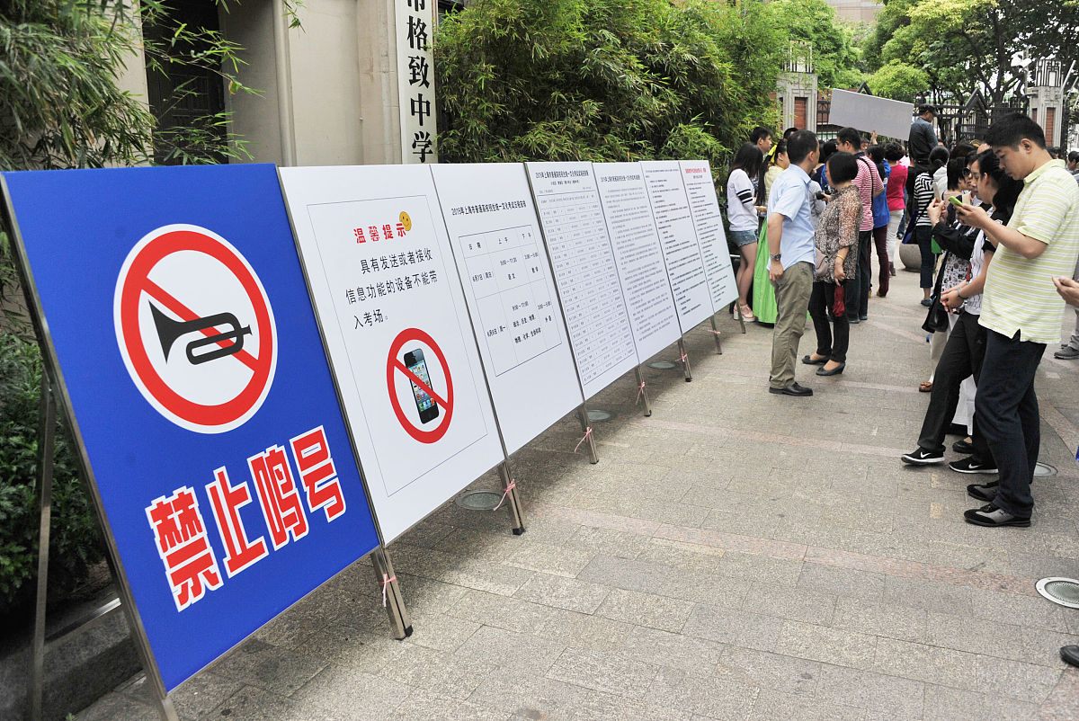 施工现场是否禁止吸烟。是否在建设工程内设置宿舍。施工单位是否由持有操作证的焊工进行进行电焊和气焊工作。施工单位是否在任何焊接、切割、打磨或明火工作地点放置适宜的灭火器。施工单位是否在建筑物内存放氧气瓶、乙炔瓶。施工单位是否超负荷使用电气设备临时用电设备是否安装过载保护装置是否使用碘钨灯以防引起火灾。