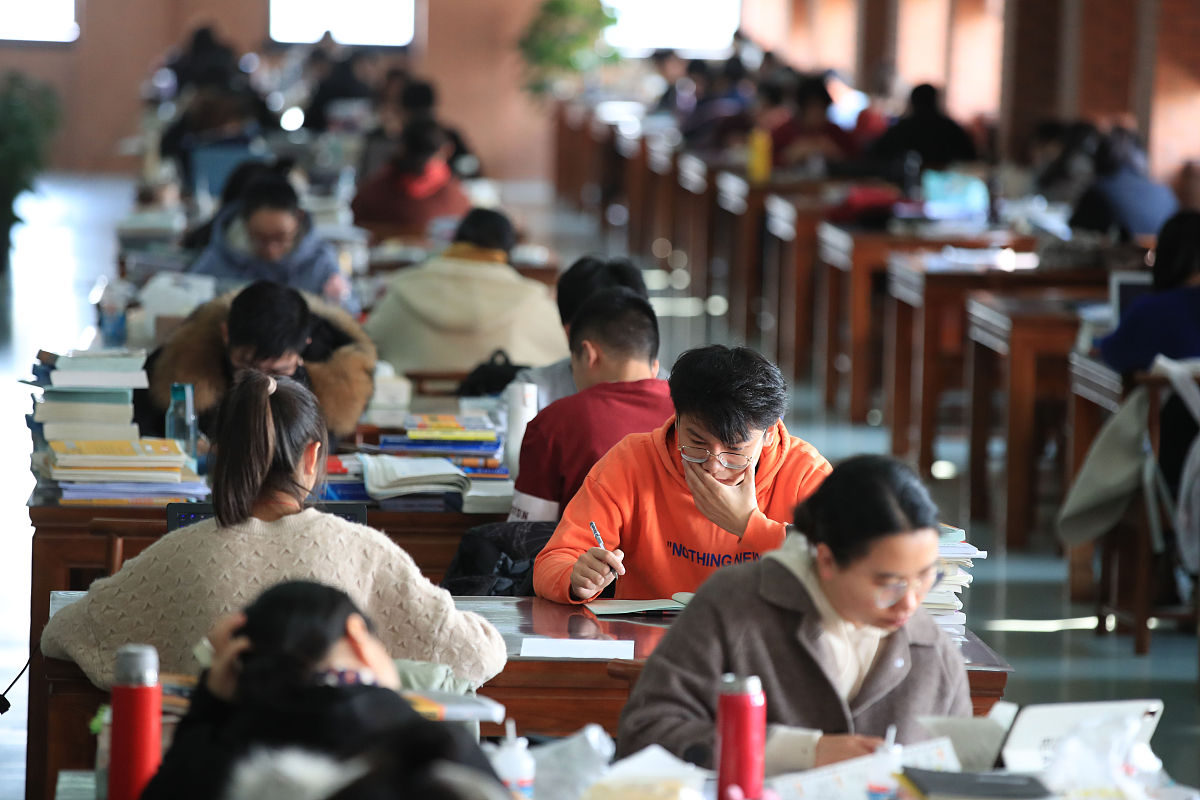 2019年12月11日,浙江宁波,宁波大学,真诚图书馆内,准备考研的同学在学