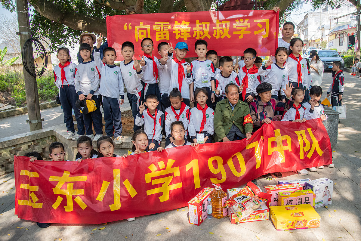 2022年3月12日,广西玉林,家长带着孩子在高山古村落开展义乌植树活动.