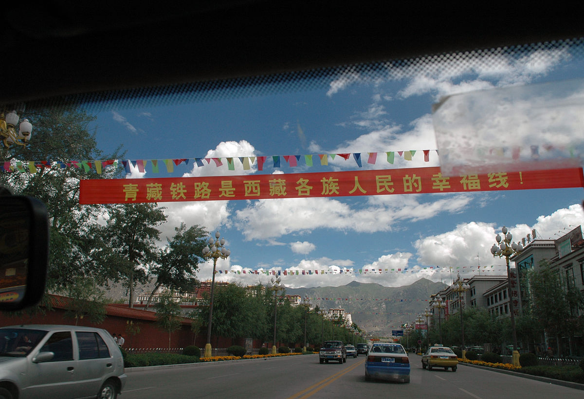 西藏民族团结：生命线与繁荣发展