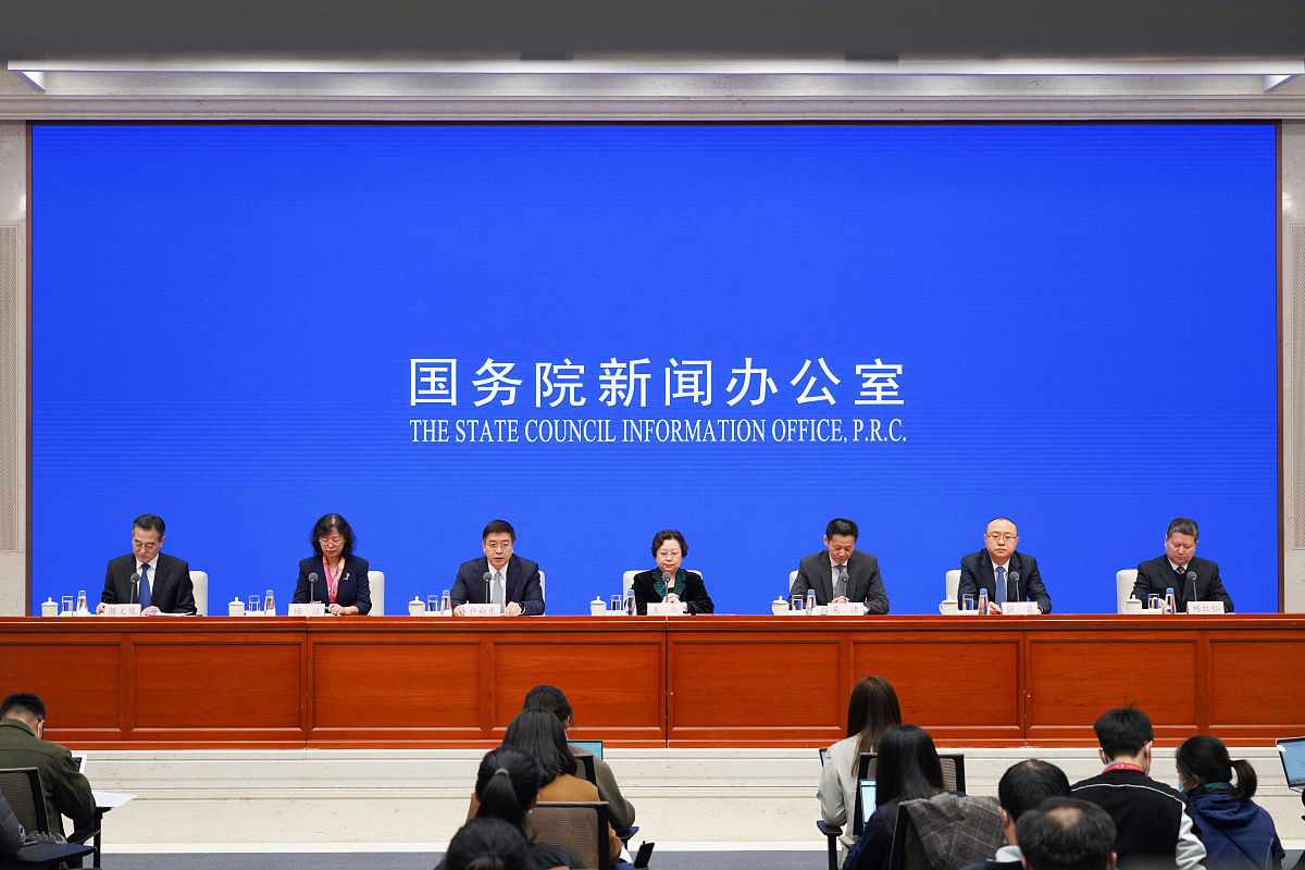 围绕进一步优化北京城市副中心营商环境方面的建议。要求关键表达、数据、案例等须准确无误，数据应写明来源，案例要素应完整（时间、地点、主要情况等），需要着眼于副中心区情，字数1左右。