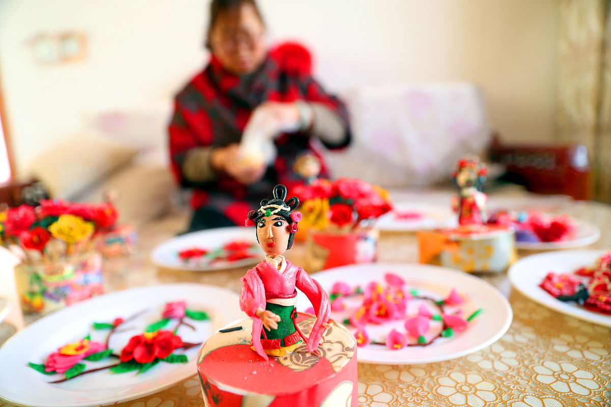 2019年2月15日,石家庄,井陉县南张村一村民在家中制作面塑作品.