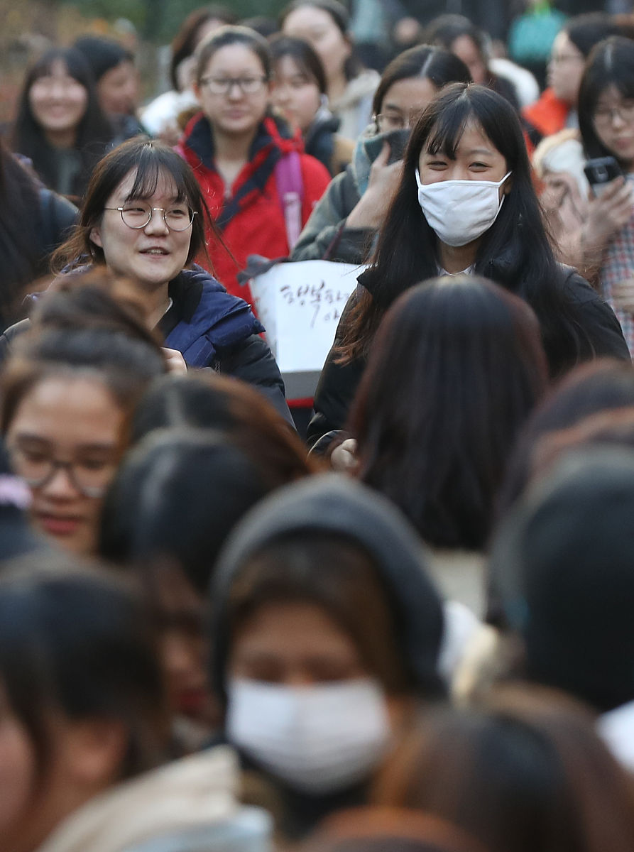 请帮我扩句“信号传递指的是在委托代理结构中，代理人通过向委托人发出某种信息作为证明的一个过程，向委托人证明其经营管理行为的有效性，从而达到资源配置的帕累托效率。”