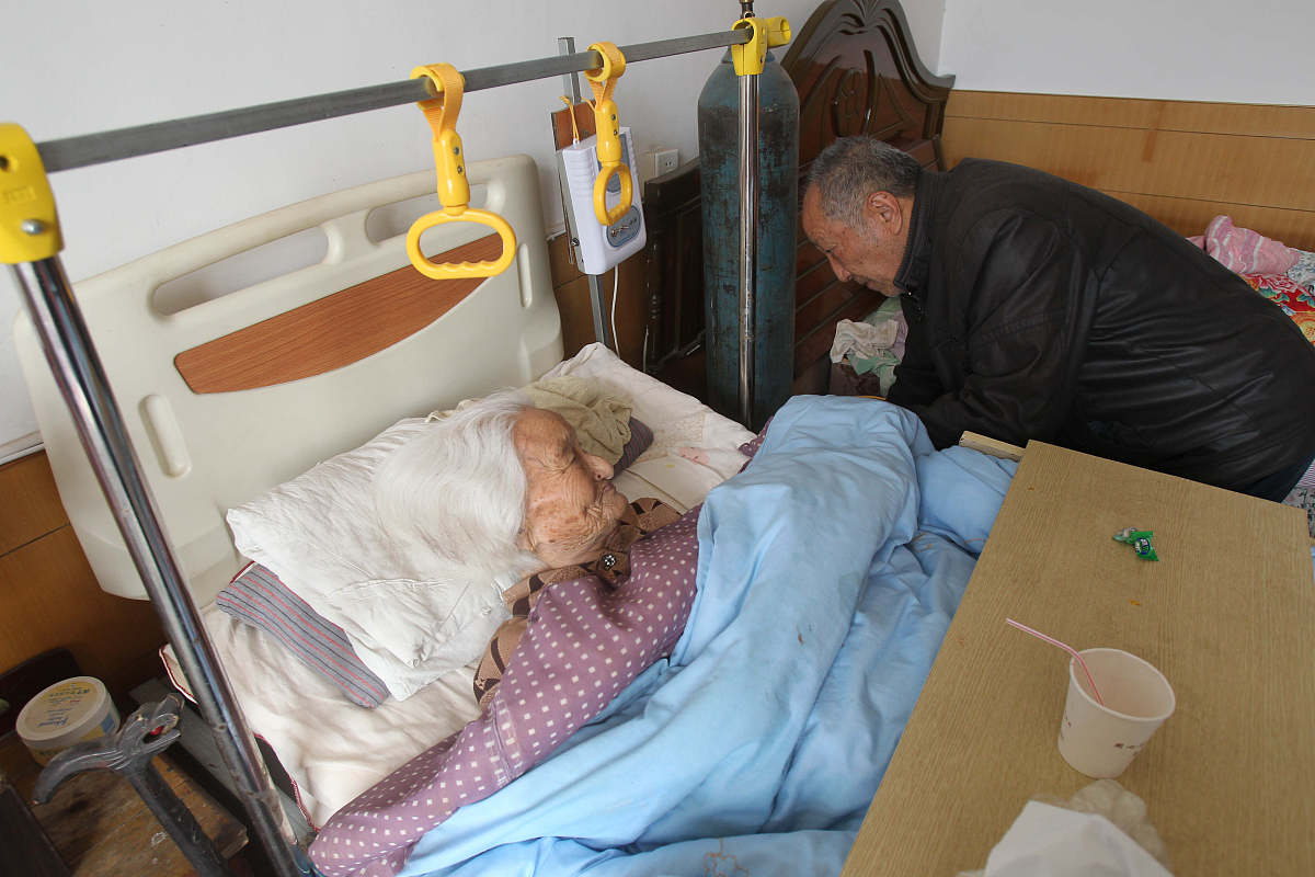 如何照顾临终老人：安宁、支持与准备