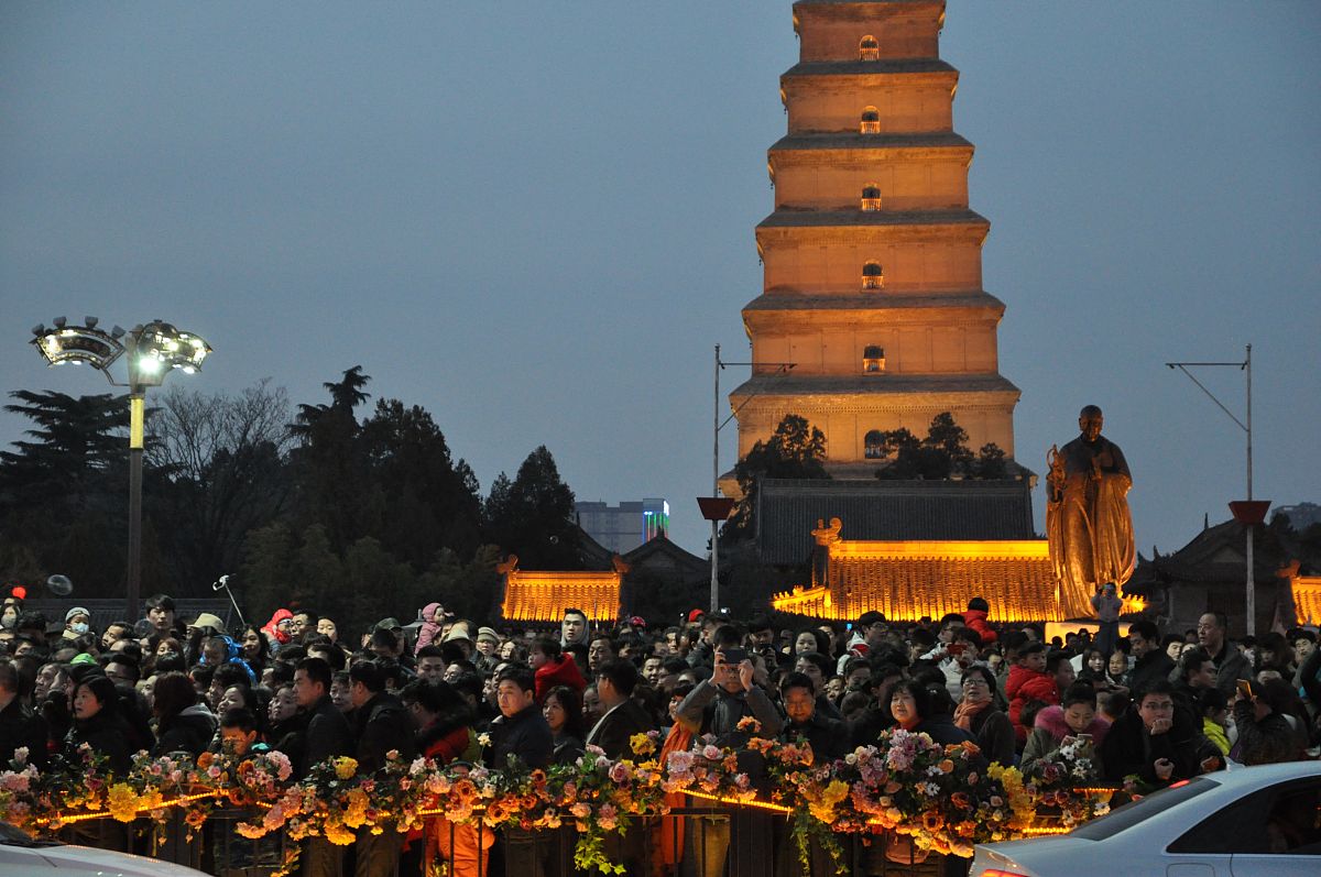 请做一个五一节假日期间去西安市旅游两天的攻略？