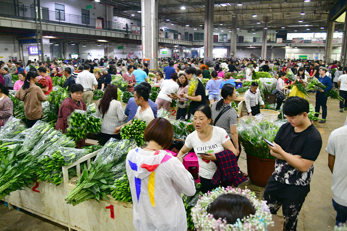 2019年5月29日,昆明,晚上九点半后,批发区域迎来大批进货商人.在销售