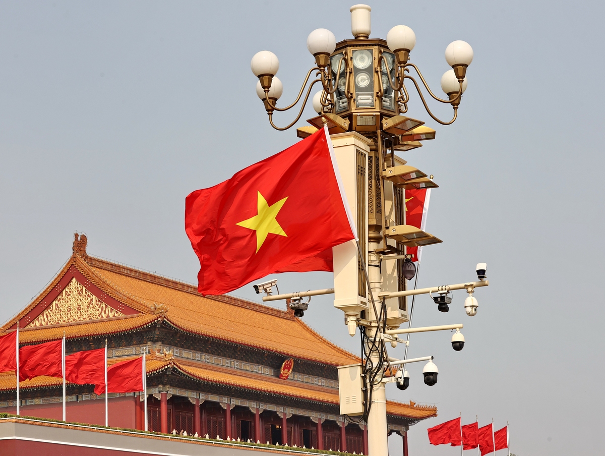 2026年4月15日,北京,天安门广场悬挂中国,西班牙,越南