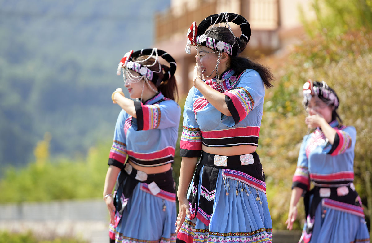 2019年9月26日,在江西省赣州市信丰县安西镇田垅畲族村文化广场,村民