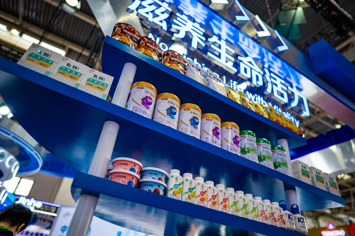 对于奶粉这类乳制品而言并不属于冲动消费型的产品。你认为乳品企业应采取怎样的直播策略