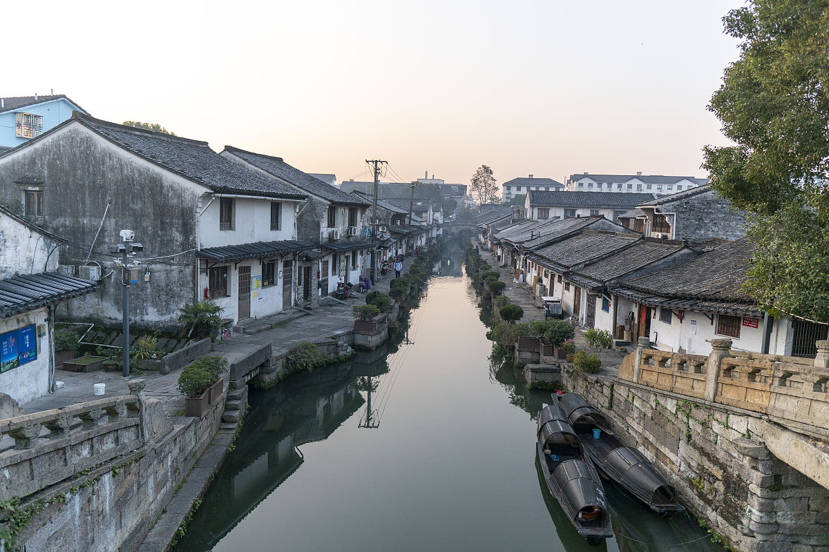 2020年12月22日,浙江绍兴,寒冬降临绍兴老城区老建筑黑瓦现白霜.