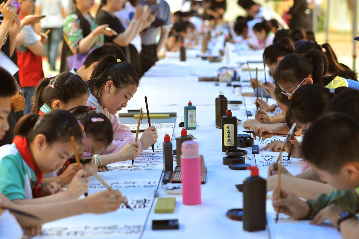 2019年5月25日,在青岛重庆路第三小学师生书法比赛现场,学生们挥毫泼