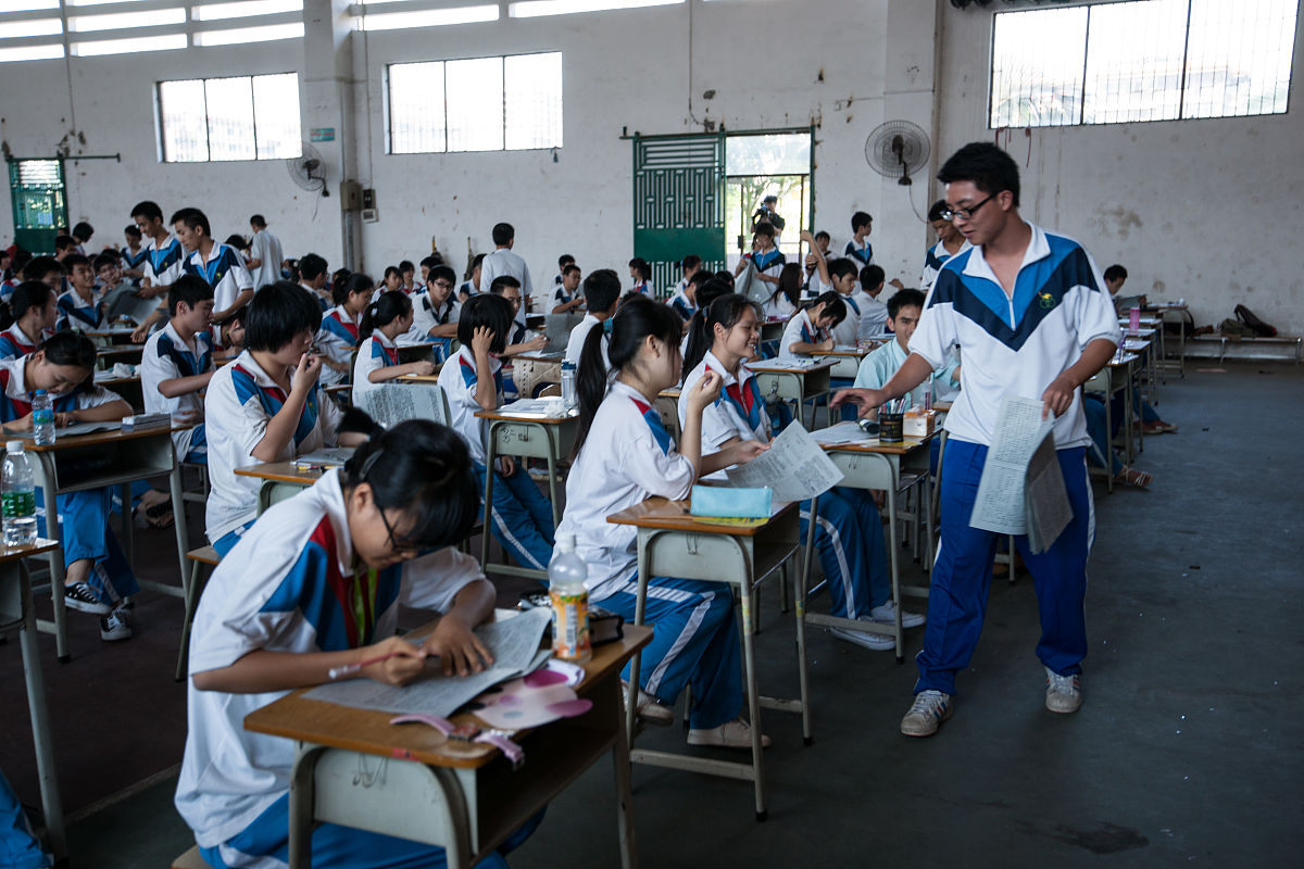 2012年5月24日,广东省惠州市第八中学,数百名学生搬起课桌椅聚集在学