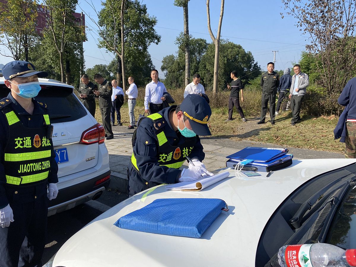 新闻稿以下为要求：1、主题为泸定综合行政执法局县召开道路交通安全执法领域突出问题专项整治工作座谈会2、字数为800左右3、日期为2023年6月9日4、 为全面推进我县道路交通安全执法领域突出问题专项整治工作进一步整治道路交通执法领域存在的各类顽瘴痼疾改善道路运输执法环境为全县道路运输公司发展5、传达学习了《泸定县道路交通运输执法领域突出问题专项整治行动实施方案》6、邀请全县客运、货运公司