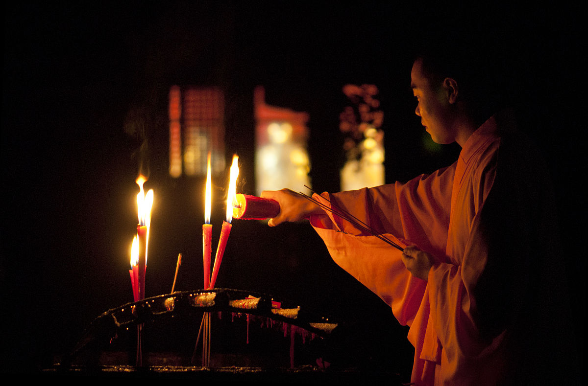 寺庙烧香为何师父要念经？详解念经的意义和功德