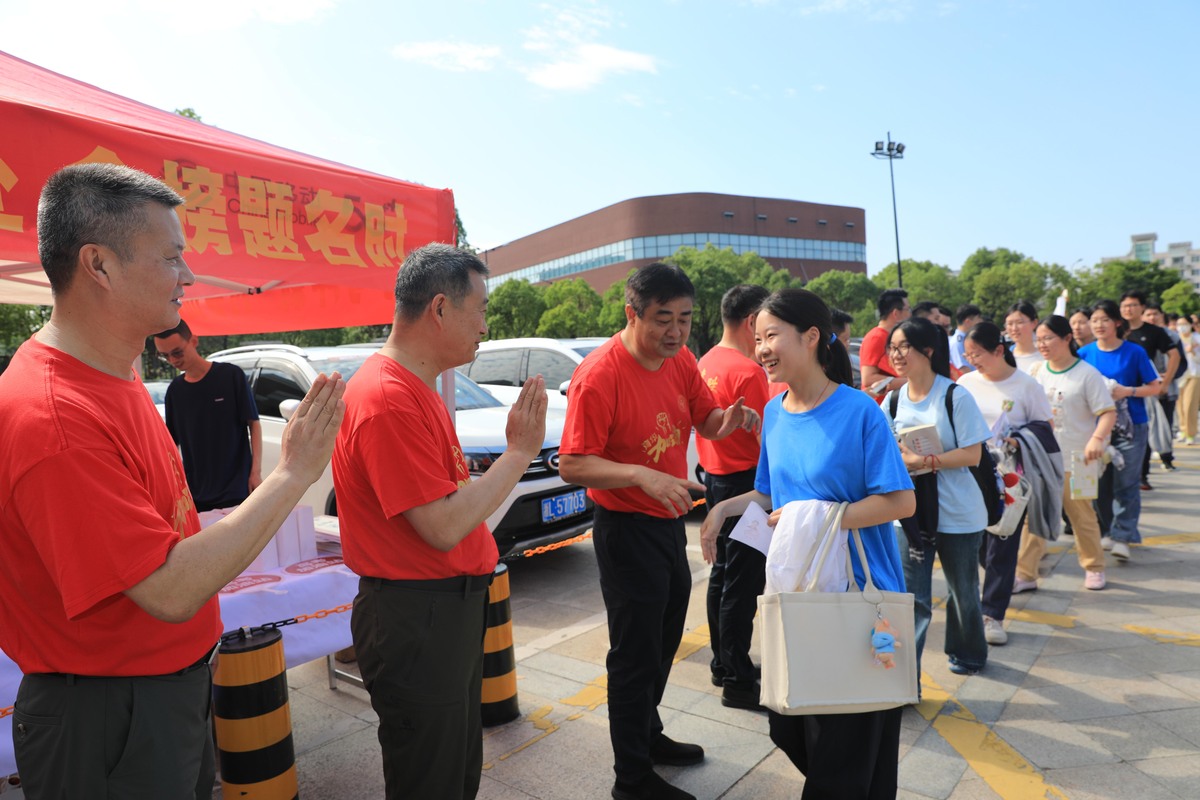于都县教育局开展爱心送考活动，为高考学子加油打气