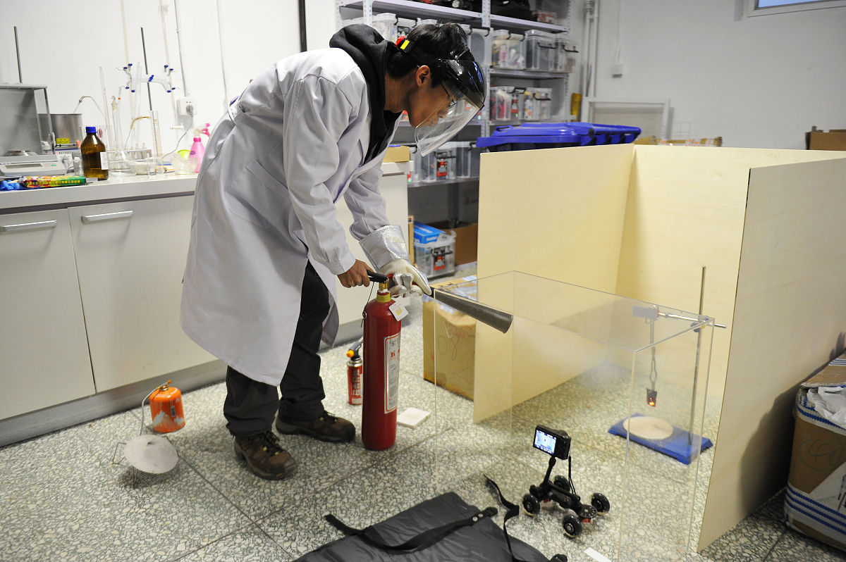 请写一个故事实验室发生火灾设备正在运行实验员粗心大意擅离岗位要求情节紧张刺激