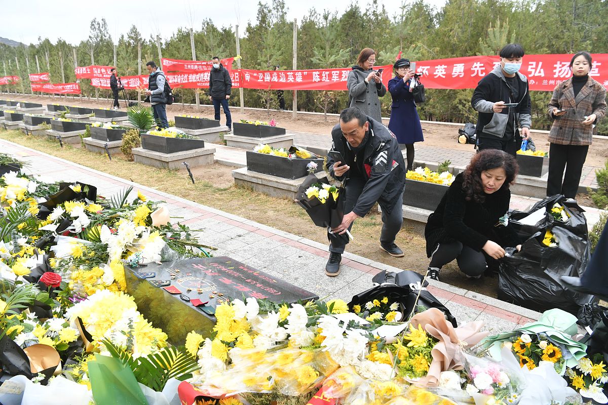 2021年4月4日,兰州,一些市民通过快递向"卫国戍边英雄"陈红军烈士送上