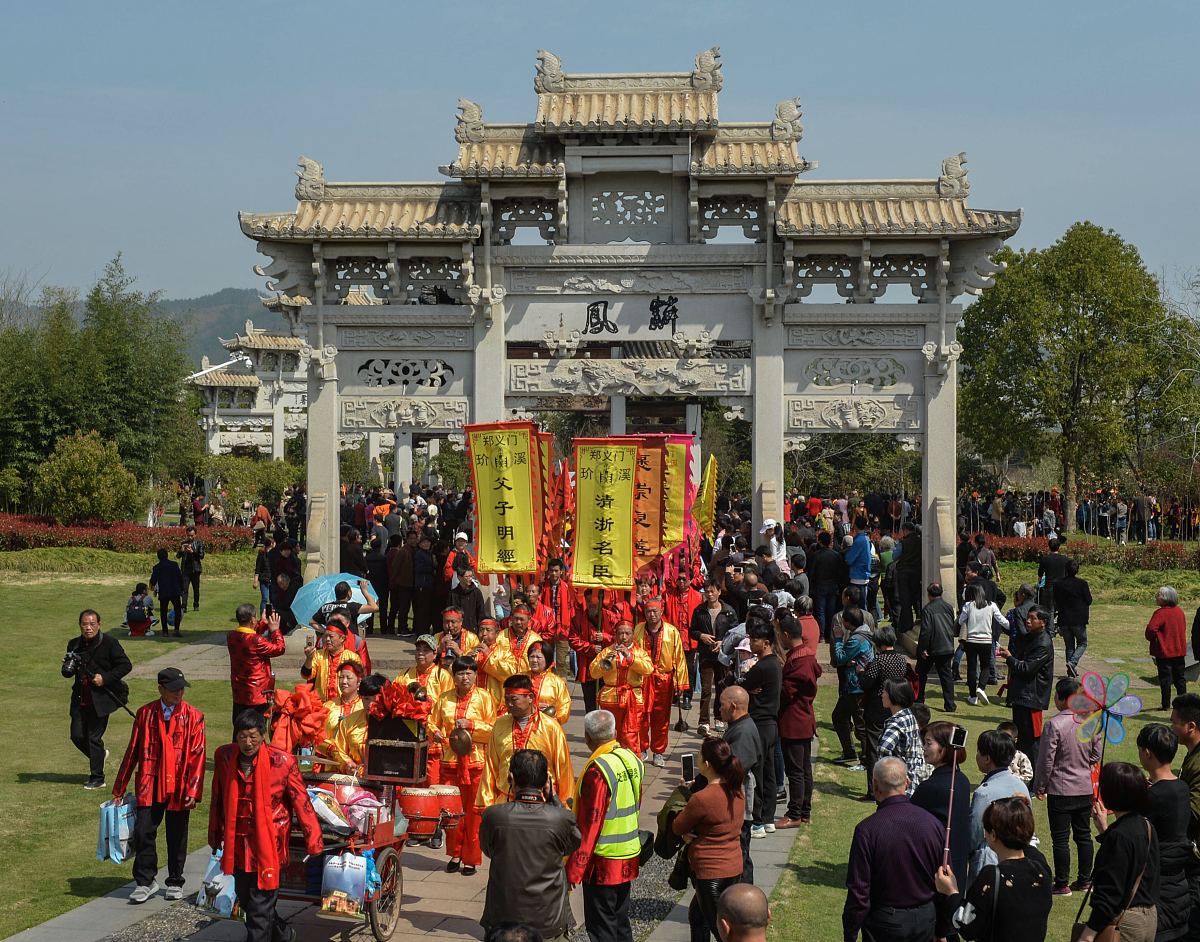 2018年3月24日,浙江绍兴,嵊州市贵门乡玠溪村<strong>郑姓</strong>后裔正在金华市浦江