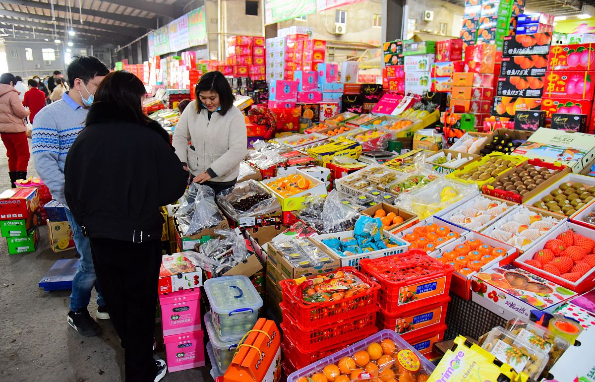 2021年1月30日,随着新春佳节的临近,杭州文晖路果品市场开始热闹起来.