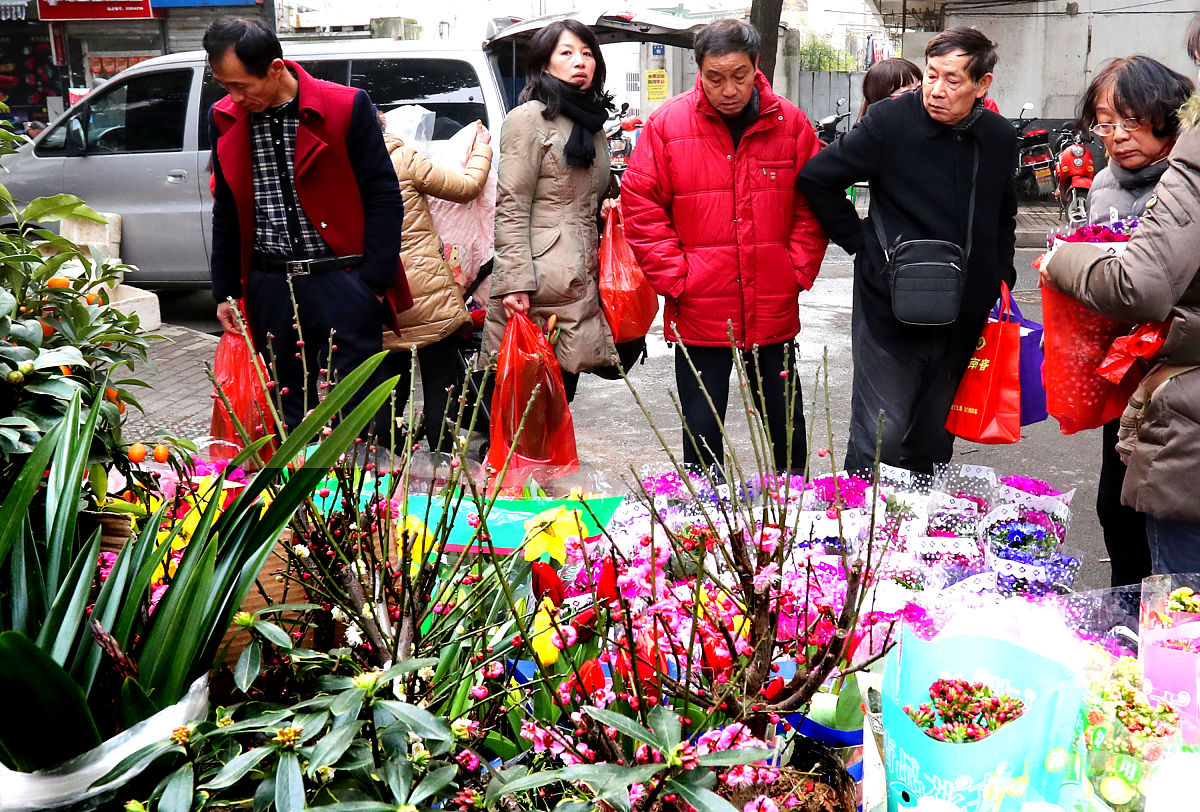 海山乡开展“鲜花送好人”活动，向“玉环好人”吴昌根致敬