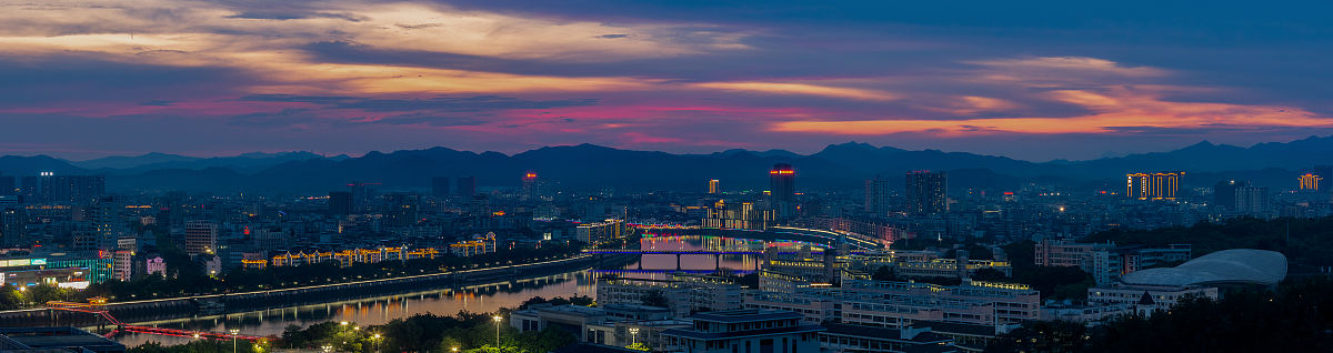 2021年5月13日,广东梅州,梅江上空的晚霞.