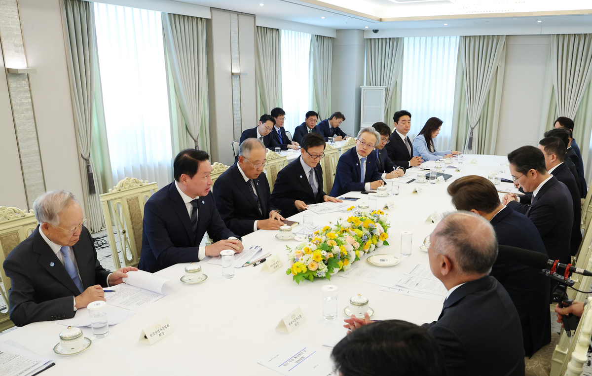 暂定仅有李总裁一人参加。翻译成日语敬语