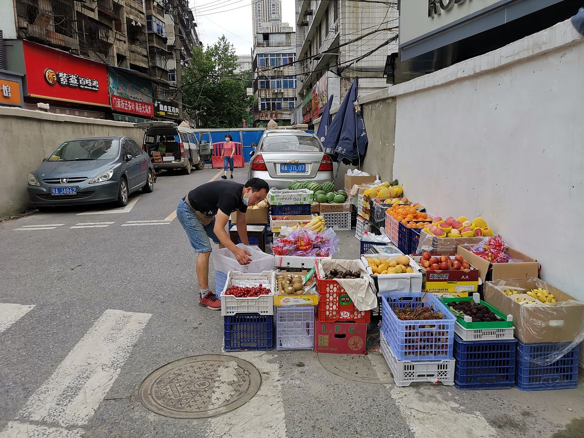 交口城中村菜市场流动摊贩被驱赶和辱骂，要求投诉处理