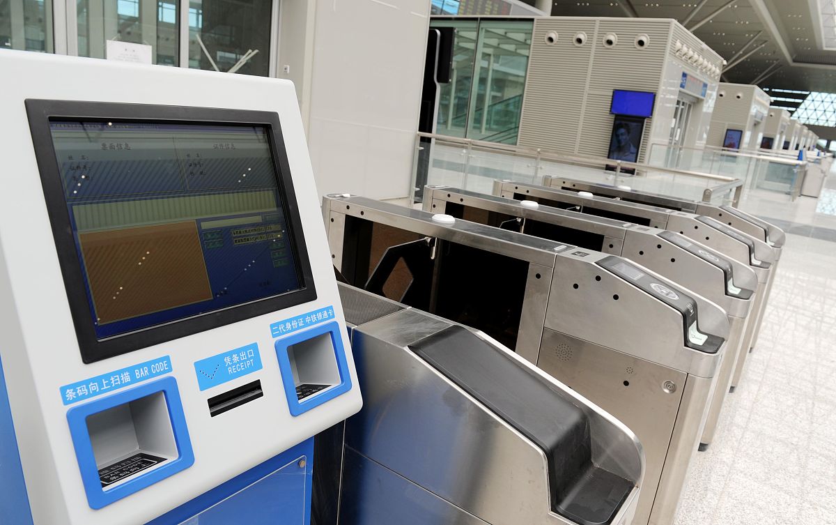 火车站排队等候检票的旅客有x人且排队的旅客每分钟增加y人检票窗口每分钟检票z张。假定每张票的检票时间相同若开放一个检票窗口半小时可检票完毕；若同时开放两个检票窗口则只需要 10 分钟即可检票完毕。若要所有旅客必须在 4 分钟内全部检票进站则车站内至少同时开放多少个检票窗口编程M文件实现上述问题的求解。提示有非零解的齐次线性方程组的系数行列式为0