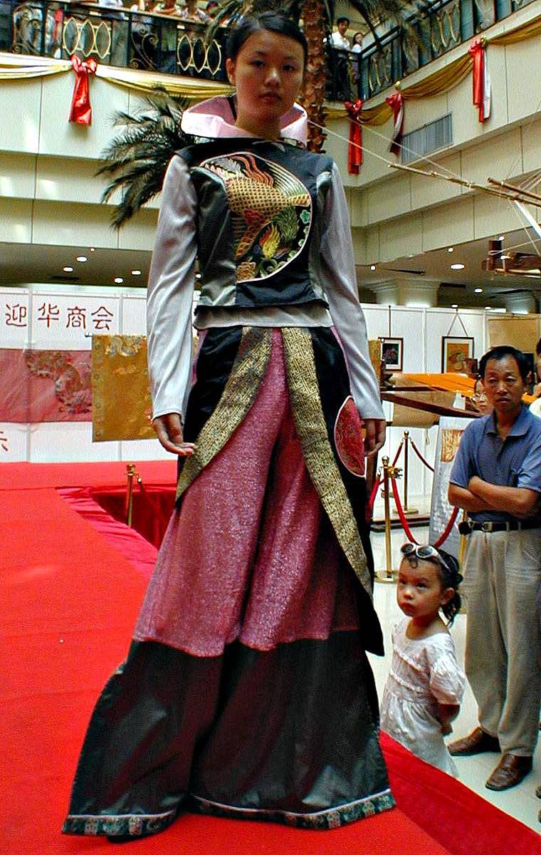 9月17日,在华商大会开幕之际,南京一大商场开展的促销活动中上演的一