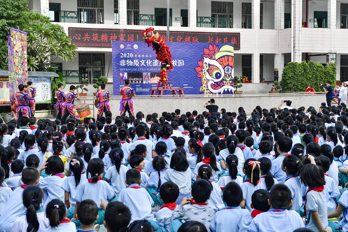 2020年11月24日,广东省东莞市,农民工子弟学校的孩子们在校园内集体观