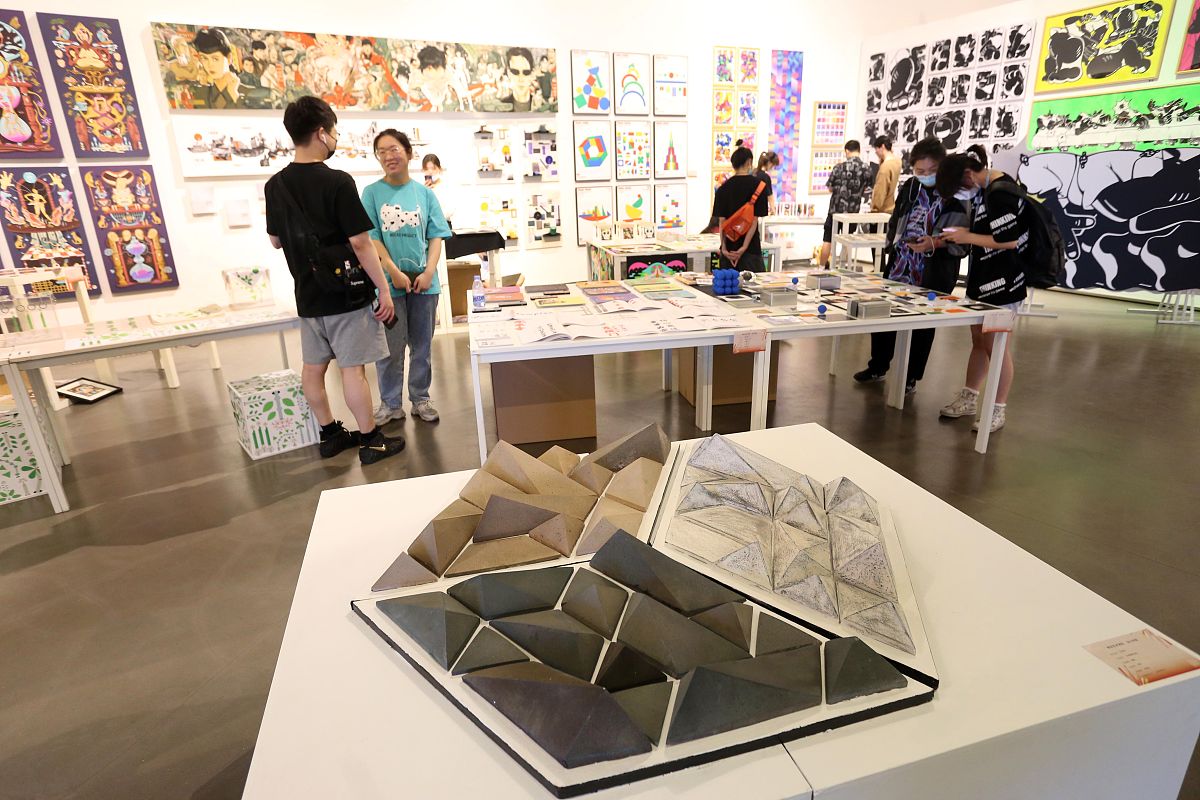 学生会毕业作品展场地变更求助信 - 恳请[慈善基金会名称]减免租金