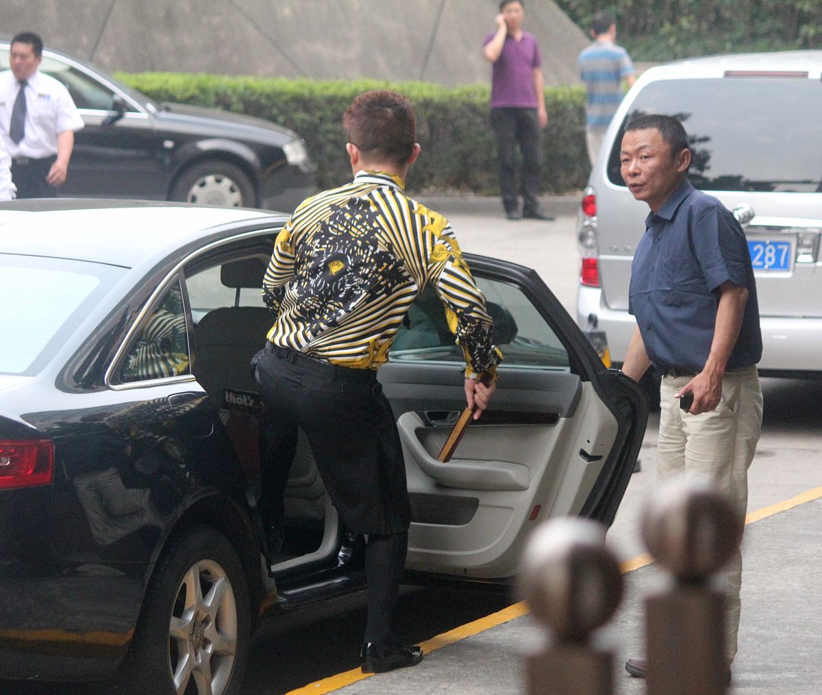 奔驰司机加完油后直接将钱扔在地上描述一下这个形象