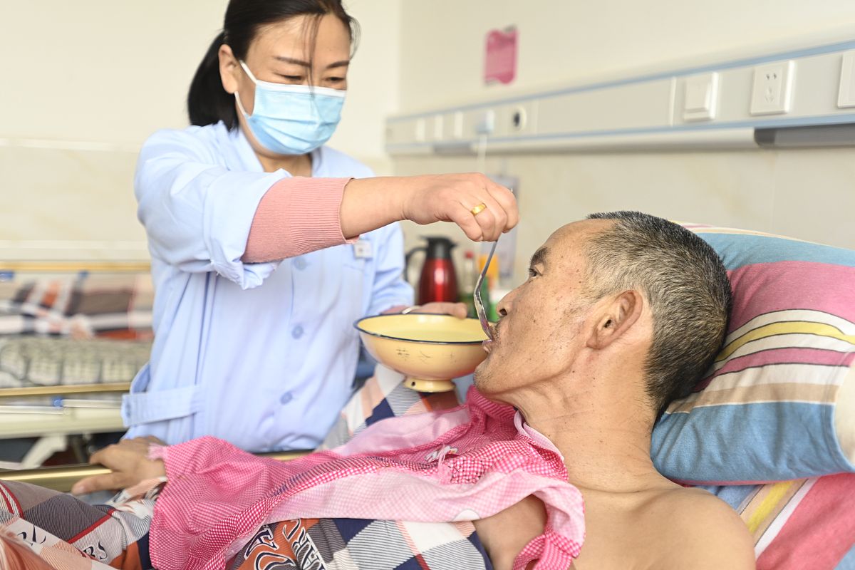 请根据以下摘要内容写出一篇审稿意见：IntroductionLeukemia presents a significant health challenge globally affecting patients physically and mentally The symptoms and adverse effects of treatments impact the health-rela