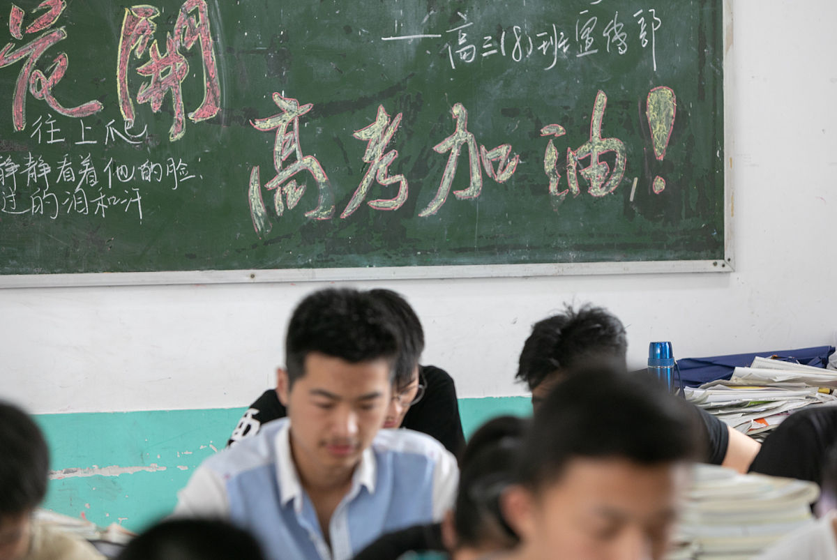 你好您好！有什么可以帮到您呢？张扬和浮躁意思相近吗？张扬和浮躁虽然都有一定程度上的情绪激动和表现出来的外向性但是它们的含义还是有区别的。张扬通常指的是个人或事物表现出来的自信、自豪、自我展示等积极的情绪和行为有时也可以指某些人故意夸张、夸大或炫耀自己的某些特质或成就。而浮躁则更多的是指个人情绪和行为的不稳定和表现出来的急躁、焦虑、冲动等消极情绪有时也可以指社会环境或某些群体的浮躁、浅薄、功利等不良