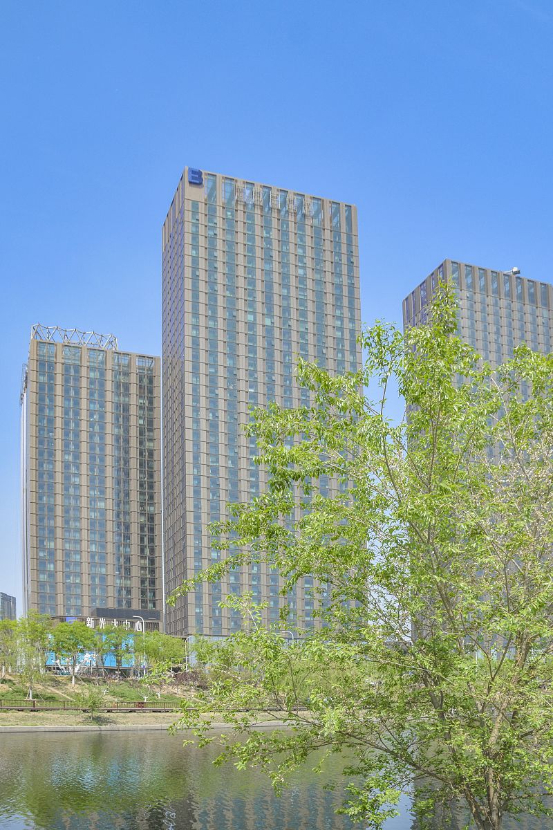 你是一名设计专业的学生对设计发展有着独到的见解请你就设计强国强国有我这个主题写一份有着良好思维逻辑与文化水准的演讲稿不少于800字激励学弟学妹努力学习发挥设计特长服务社会和国家发展。