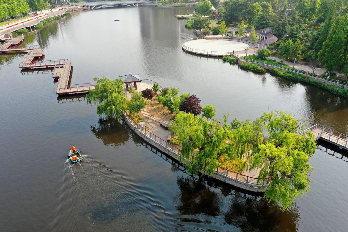 1获得影响博爱湖公园景观美景度的主要景观要素并探究要素如何影响景观美景度丰富评价理论体系为公园及同类型空间建设与品质提升做出参考。 2探究美景度在春季景观中的变化规律及影响美景度春季变化的景观要素。 3以评价研究结果的角度发现博爱胡公园景观在现阶段主要存在的问题提出优化建议为博爱湖公园景观改造提升设计和建设管理提供参考。帮我优化一下