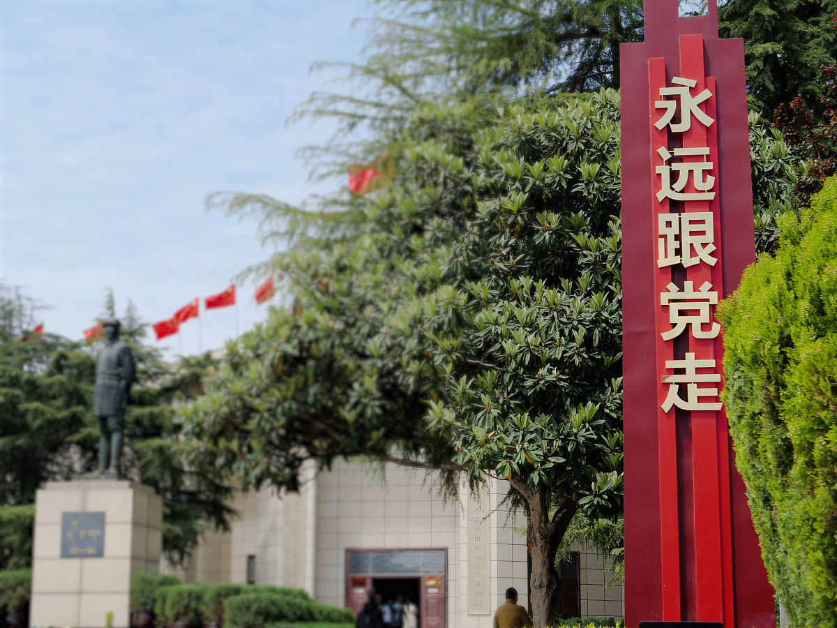 2021年4月4日,河南南阳,彭雪枫将军铜像和塑像.