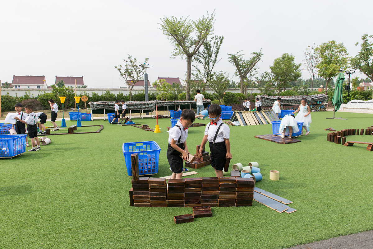 幼儿园绿色草坪：开发潜力无限的游乐空间