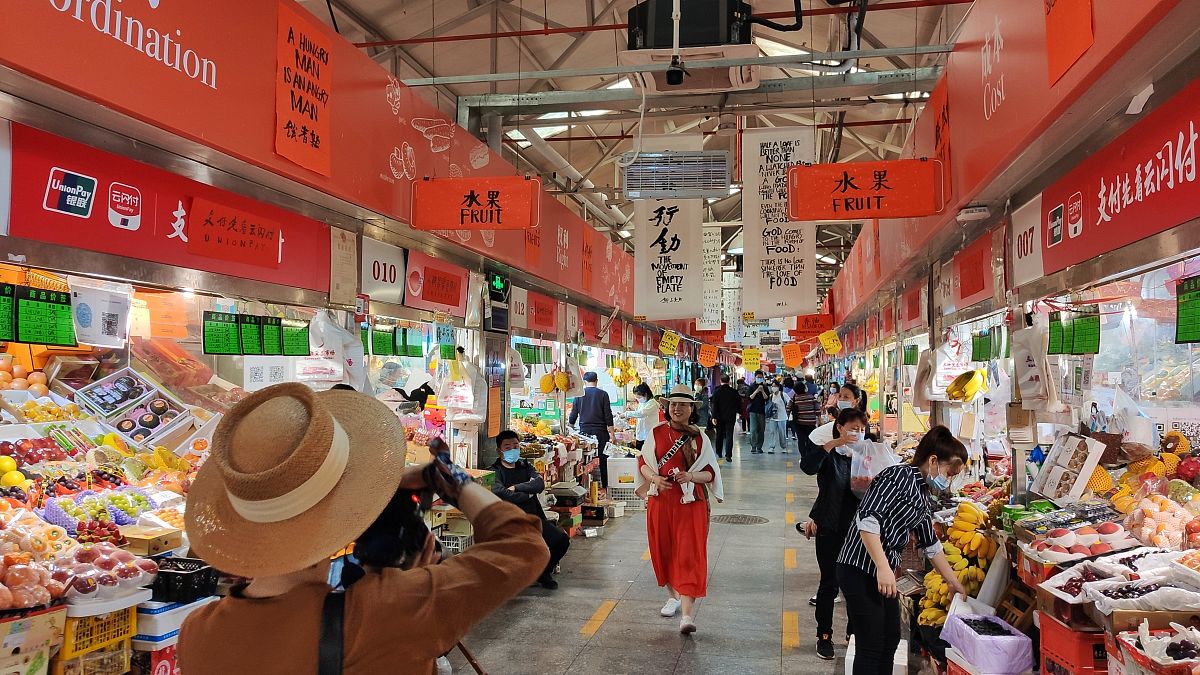 2021年5月5日,北京三源里菜市场成了"民以食为天"的展厅,近百幅著名艺