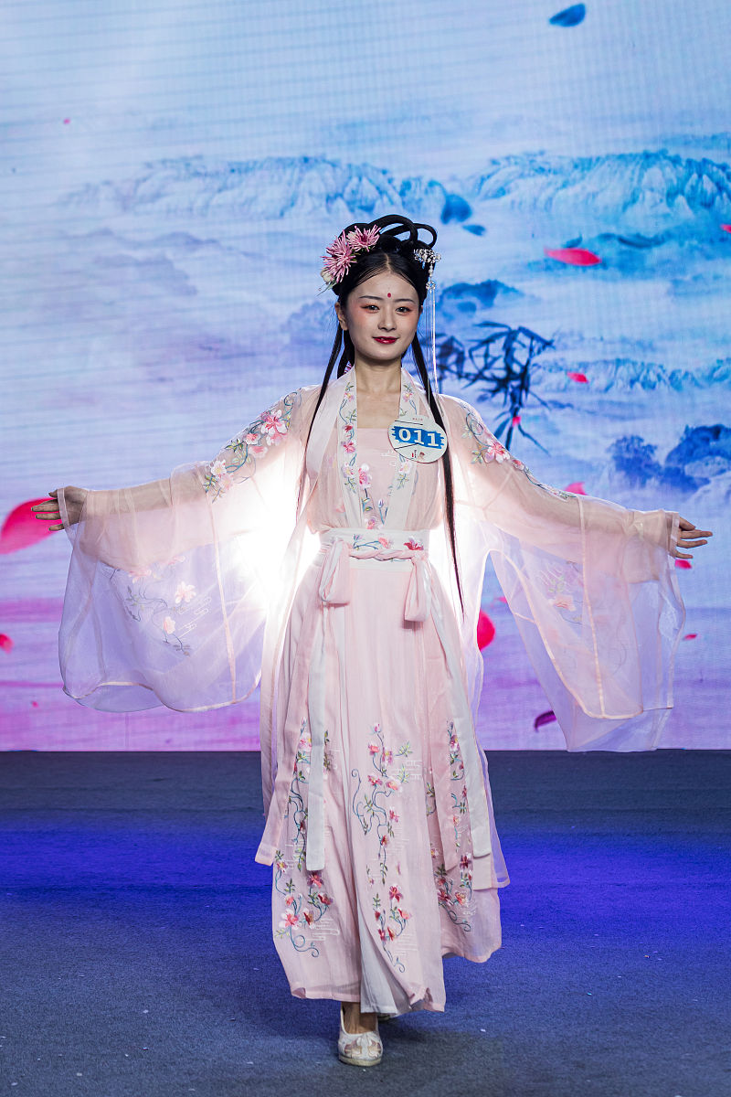 设计一个古代少女的外貌