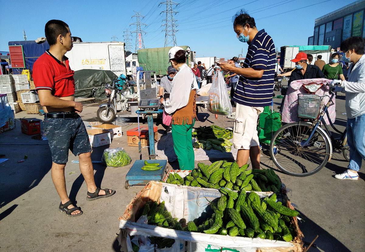 2020年6月14日,北京,朝阳区大洋路批发市场内蔬菜品种丰富,货源充足交