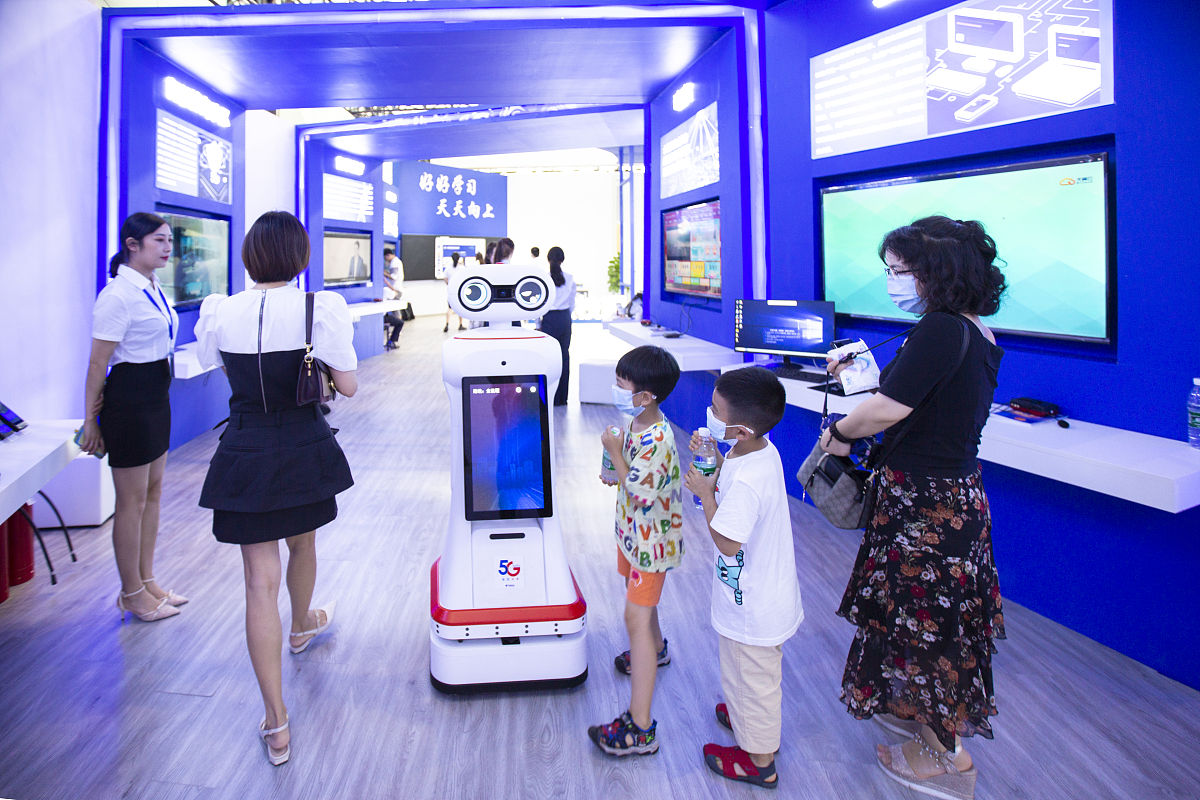 解决一些真实社区问题的智能社区小创意1 社区问答机器人：开发一个能够回答社区居民问题的机器人它可以通过自然语言处理技术理解问题并提供准确答案。这样可以减轻社区工作人员的工作量提高居民的满意度。2 社区智能巡逻系统：开发一套智能巡逻系统可以通过人工智能技术监控社区内的安全状况及时发现异常情况并报警。这样可以提高社区的安全性保护居民的生命财产安全。3 社区智能垃圾分类系统：开发一套智能垃圾分类系统可以