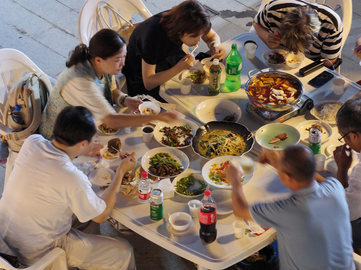 兄弟姐妹聚餐邀请 | 下周六晚上七点 [餐厅名字]  | 期待与你相聚！