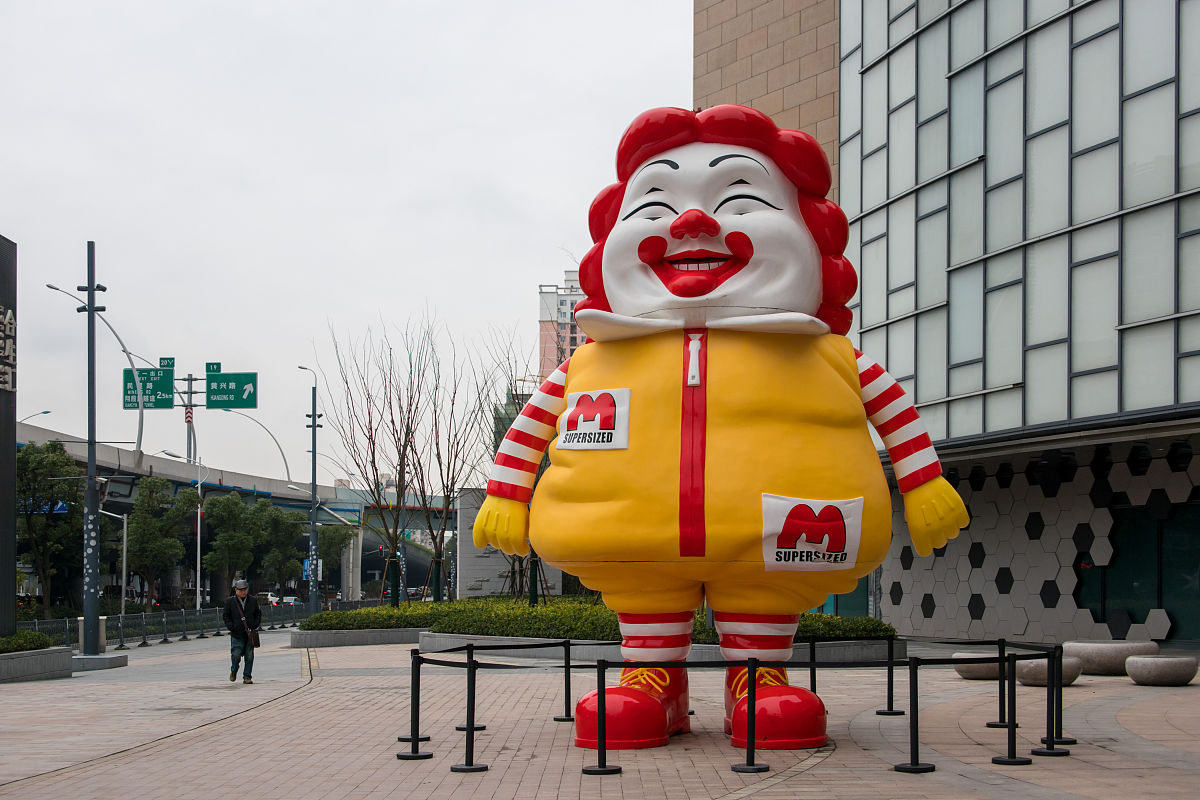 2019年1月7日,上海,一位高度接近10米的搞笑版麦当劳叔叔出现在杨浦区