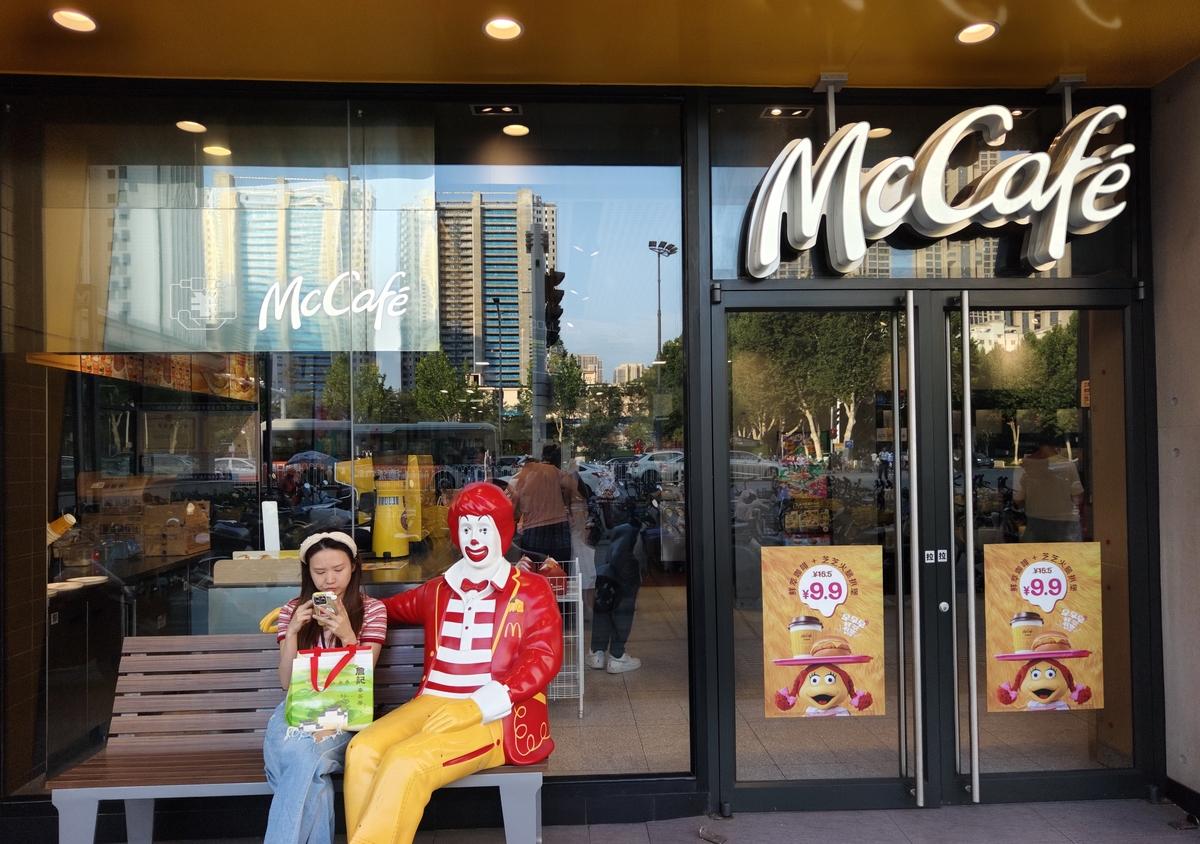 adahtogo是一家adah咖啡新升级的一家外带咖啡店之前是做奶茶的我是老顾客了这次升级之后马上叫了一杯柠檬茶味道和总店一样不愧是沙溪热度第一的咖啡店请以此为依据写一段美团的好评