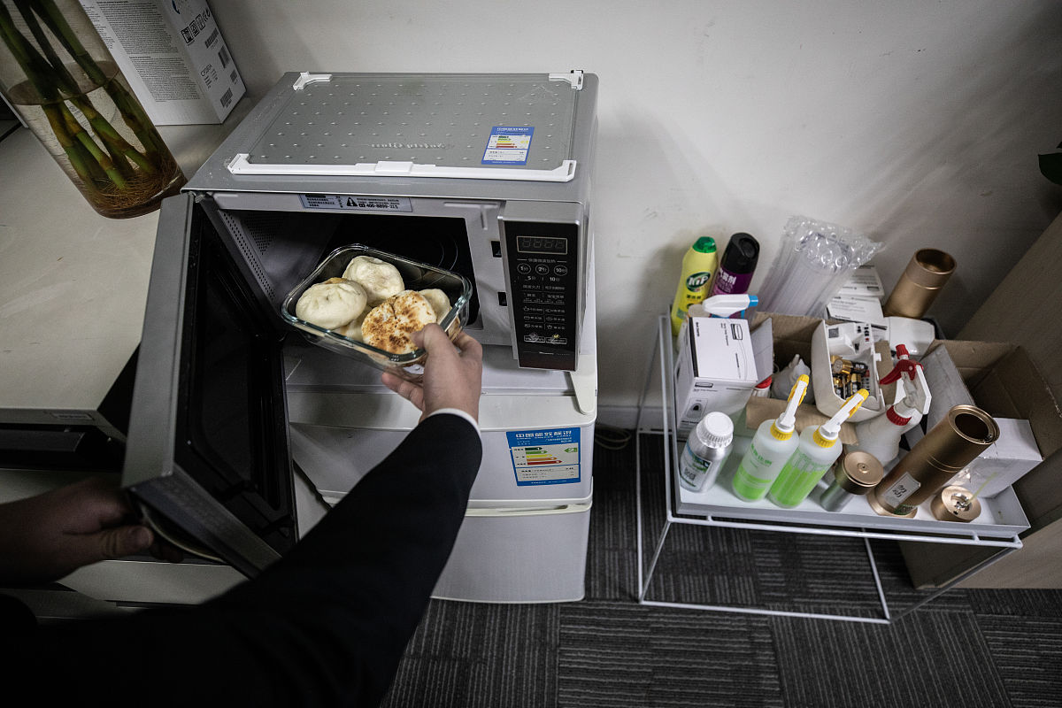 微波炉爆沸原理科普：从物理化学角度揭秘液体突然沸腾的秘密