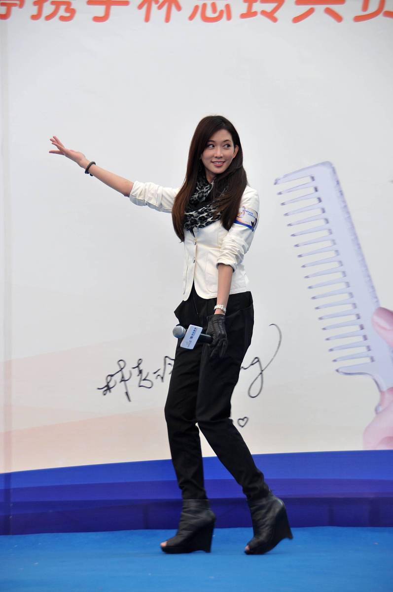 2011年1月15日,林志玲一早来到上海西郊百联购物中心露天广场,为代言