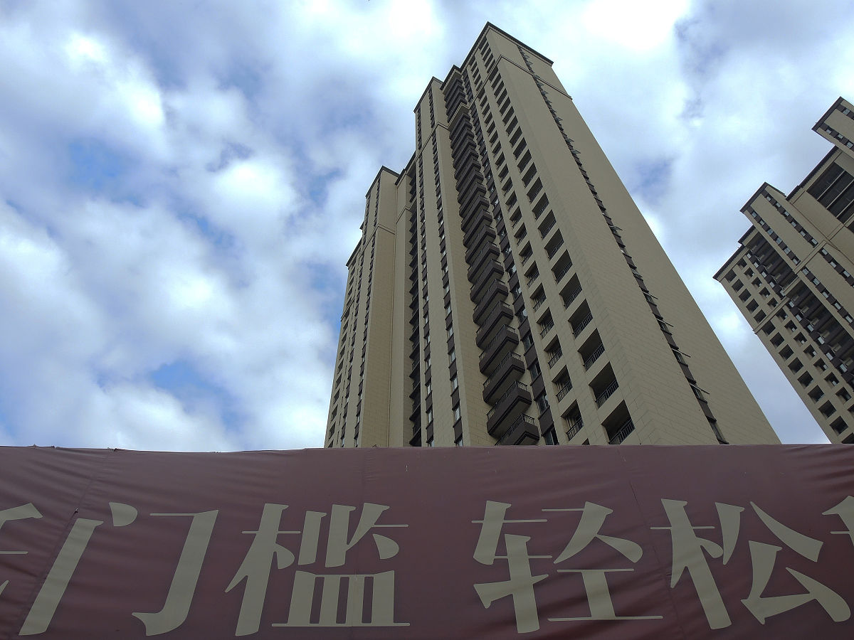 改写下面这段话在描述中增加感情色彩：一切工作都是在为交付当天做准备准备是否充分项目品质业主是否满意都在等待交付的检验。从2019年到2022年项目已历时3年；从6月至9月交付时间受各种原因影响较最初计划推迟了；从9月中旬至9月下旬受疫情影响交付时间再次推迟了。漫长的等待终于迎来了项目交付。