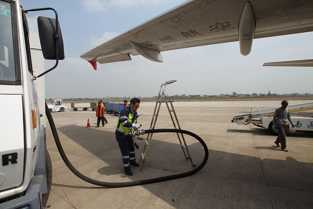 酷热的天气深圳机务在机坪坚持工作保障航班运行要有标题100字左右